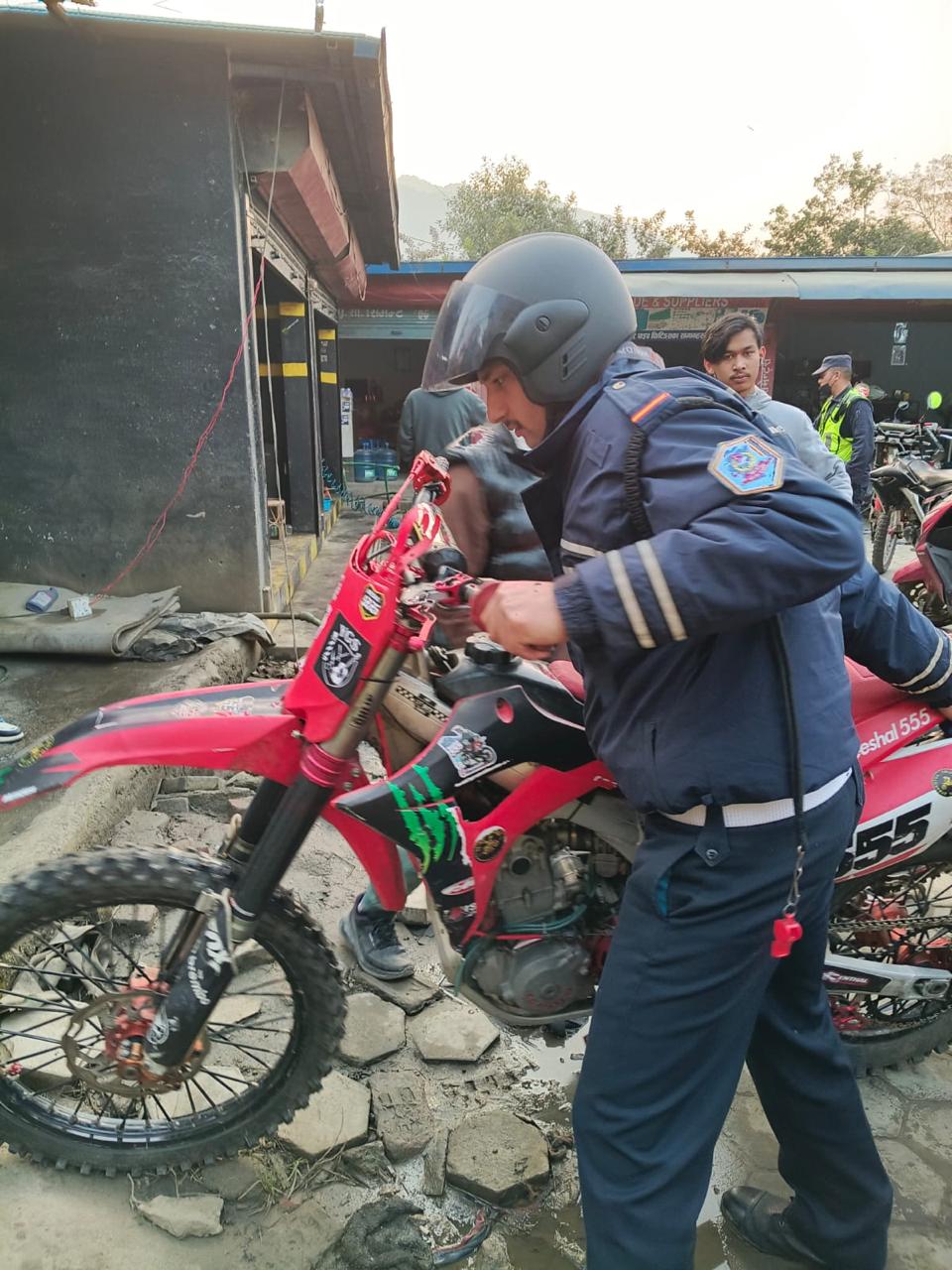 ठुलो आवाज निकाली ध्वनि प्रदुषण गराउने ८ मोटरसाइकल ट्राफिक प्रहरीको नियन्त्रणमा